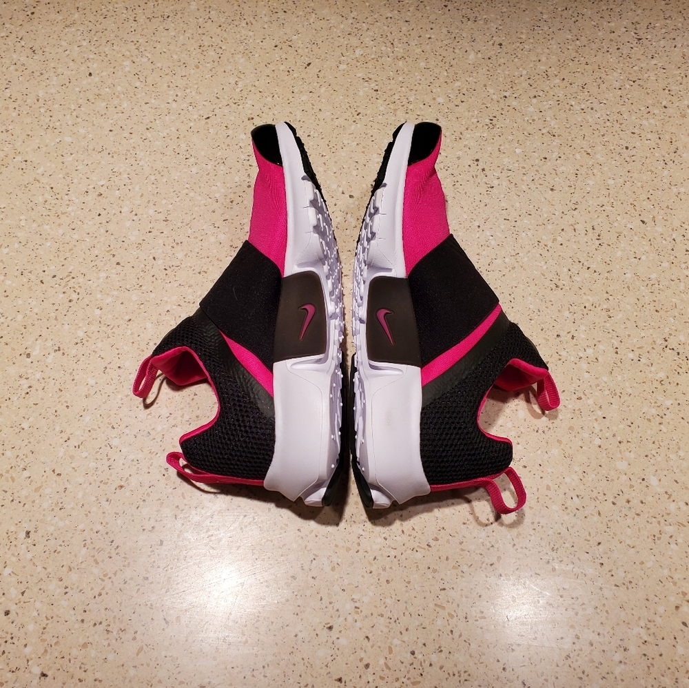 Nike Pink and Black Shoes - Picture 5 of 16